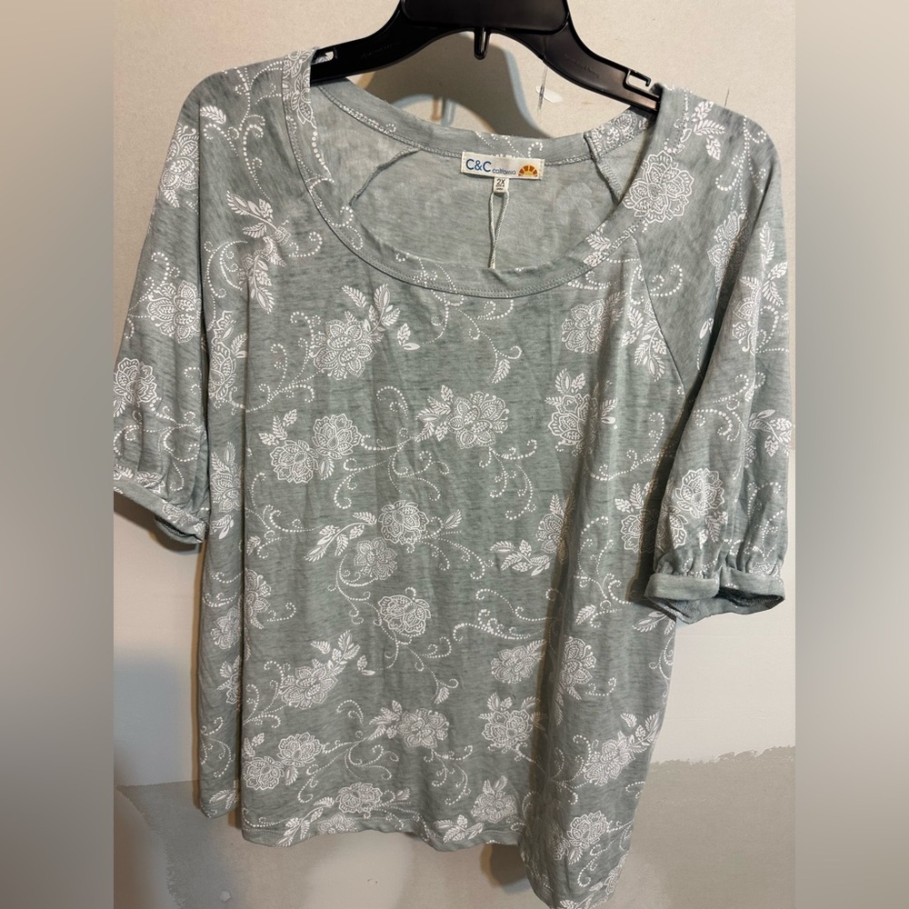 C&C California Women's Light Gray Floral Blouse